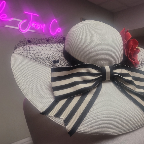 White Derby Hat with a flower and a bow! - Picture 2 of 5
